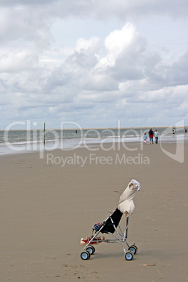 Kinderwagen am Sandstrand