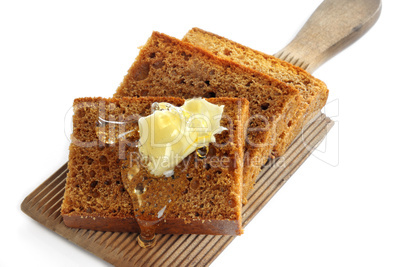 Honigkuchen mit Butter