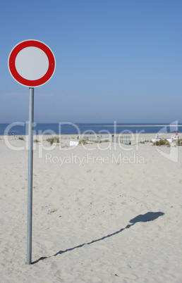 Schild am Strand