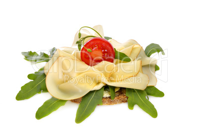 Käsebrot mit Rucola und Tomate