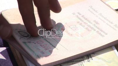 HD1080i Russischer Offizier am Pariser Platz stempelt DDR Visa