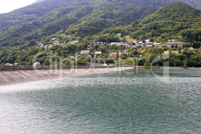 Bergdorf am Stausee