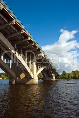 Brücke durch dem Dnjepr fluß