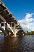 Brücke durch dem Dnjepr fluß