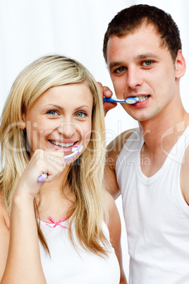 Junges Paar beim Zähneputzen