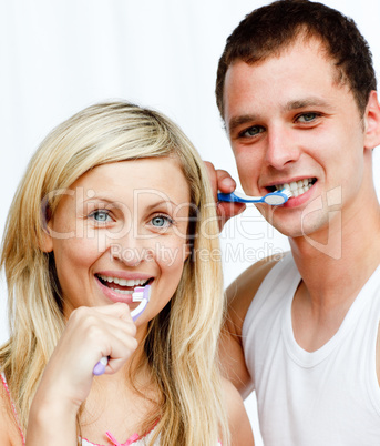 Junges Paar beim Zähneputzen