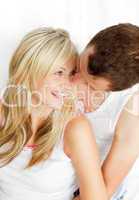 Junger Mann küsst eine Frau auf die Nase
