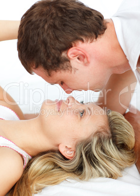 Mann beugt sich über eine Frau zum Kuss