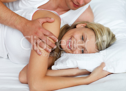 Junges Paar kuschelt im Bett