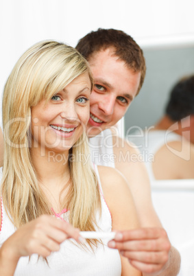 Junges Paar mit Schwangerschaftstest im Bad