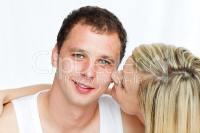 Junge Frau küsst einen Mann auf die Wange