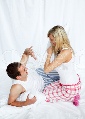 Junges Paar macht eine Kissenschlacht