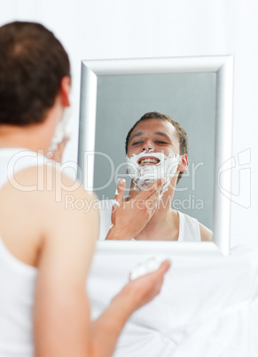 Junger Mann rasiert sich