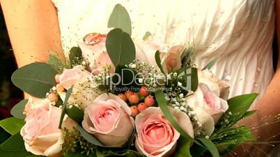 Braut mit Blumen und Ringen