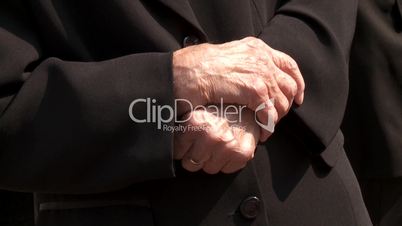 Hände einer alten Frau