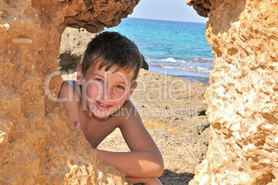 Hide and seek among rocks