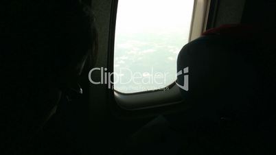 Aussicht aus dem Flugzeug auf Himmel und Wolken