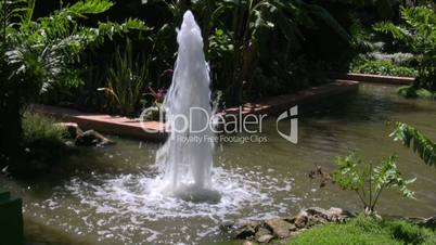 Sprudelnde Fontäne in einem Brunnen