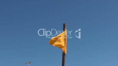 Orangefarbene Fahne weht im Wind