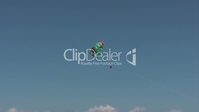 Paraglider am blauen Himmel