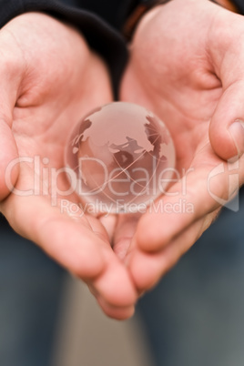 Glasglobus in der Hand