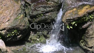 Wasserfall zwischen Steinen und Felsen