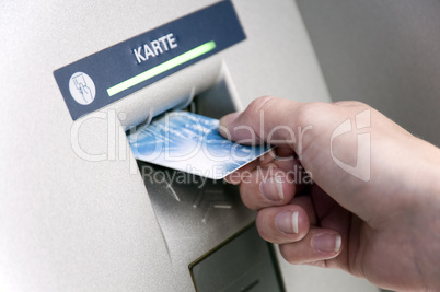 am Geldautomaten