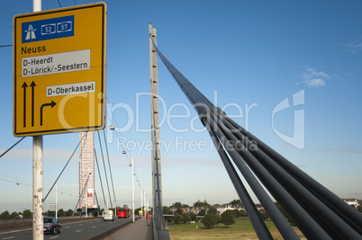 Rheinkniebrücke und Hinweisschild