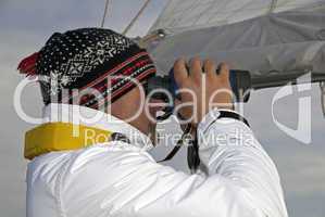 Skipper mit Fernglas