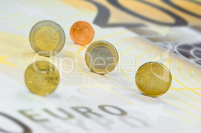 Euromünzen auf 200-Euro-Schein