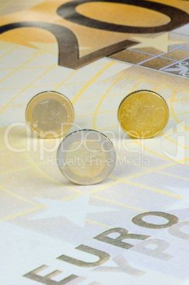 Euromünzen auf 200-Euro-Schein