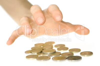 Hand greift nach Münzen