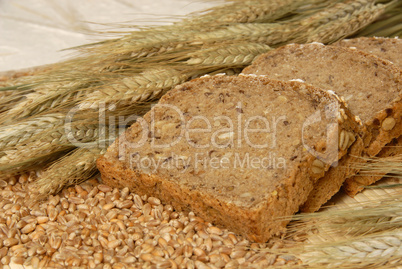 Brotscheiben dekoriert mit Getreide