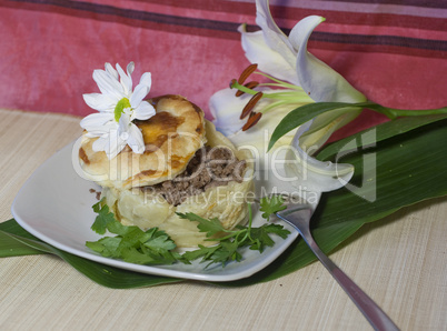 Geöffnete Fleischpastete dekoriert mit Lilie