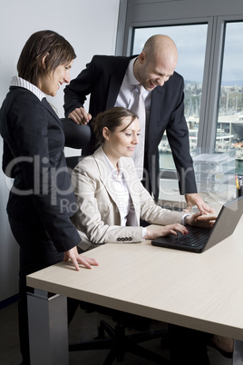 Businessteam am Schreibtisch vorm Computer