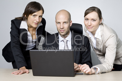 Businessteam am Schreibtisch vorm Computer