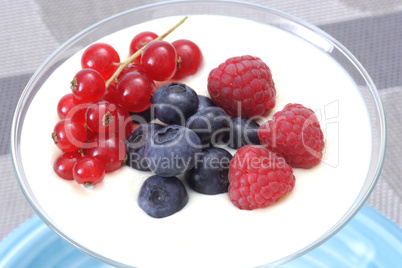 Nachspeise mit Beeren