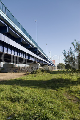 rheinbrücke über wiese