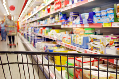 menschen im supermarkt