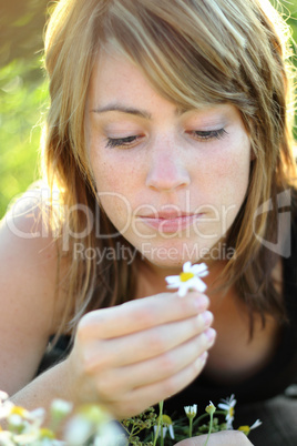Frau mit Blüte