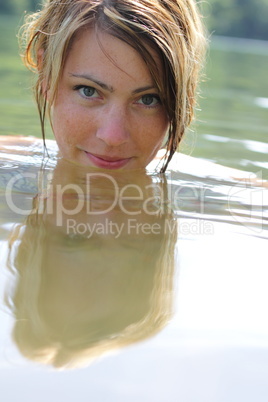 Frau badet im See