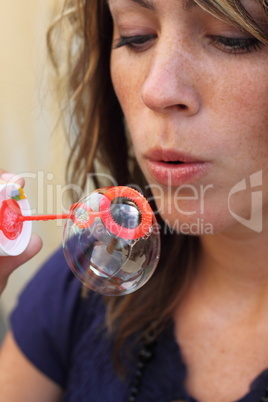 Frau mit Seifenblasen