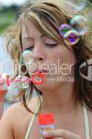 Frau macht Seifenblasen