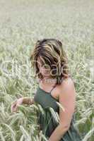 Frau im Getreidefeld