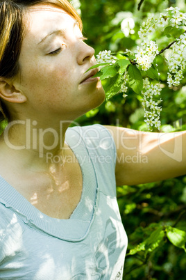 Frau riecht an Blüten