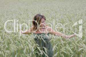 Frau im Getreidefeld