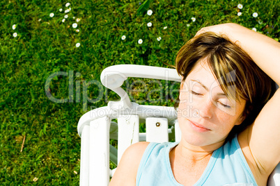 Frau  auf einer Gartenbank