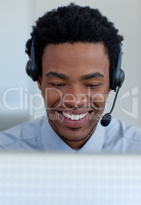 Ein Afro-Amerikaner spricht mit Headset
