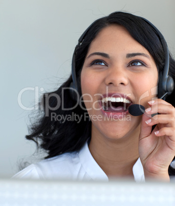 Hübsche Geschäftsfrau spricht am Telefon mit Headset