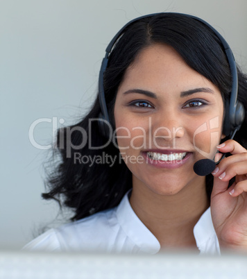 Geschäftsfrau spricht am Telefon mit Headset